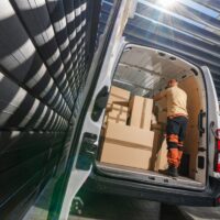 Kullerteenus ja pakiautomaat ettevõtete logistikas